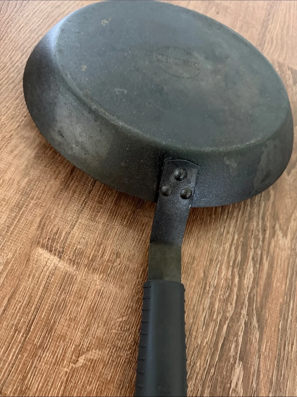 Black cast iron Frying Pan with Comfort Grip Handle